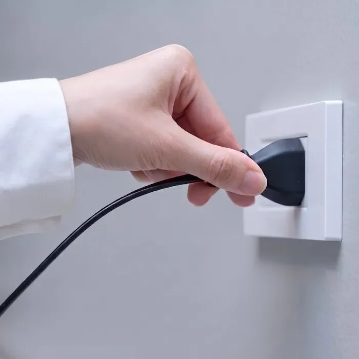 La prise du BlizzAir branchée sur une prise américaine